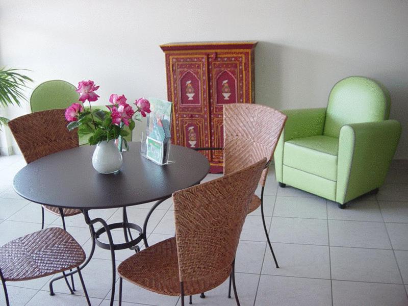 Home Du Buisson Hotel Des Familles Isle ภายนอก รูปภาพ